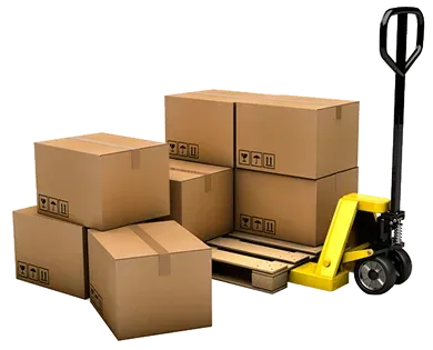 Cajas de cartón apiladas en un pallet con transpaleta manual amarilla y negra