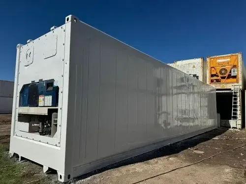 Contenedor refrigerado blanco (Reefer) para transporte de productos perecederos.