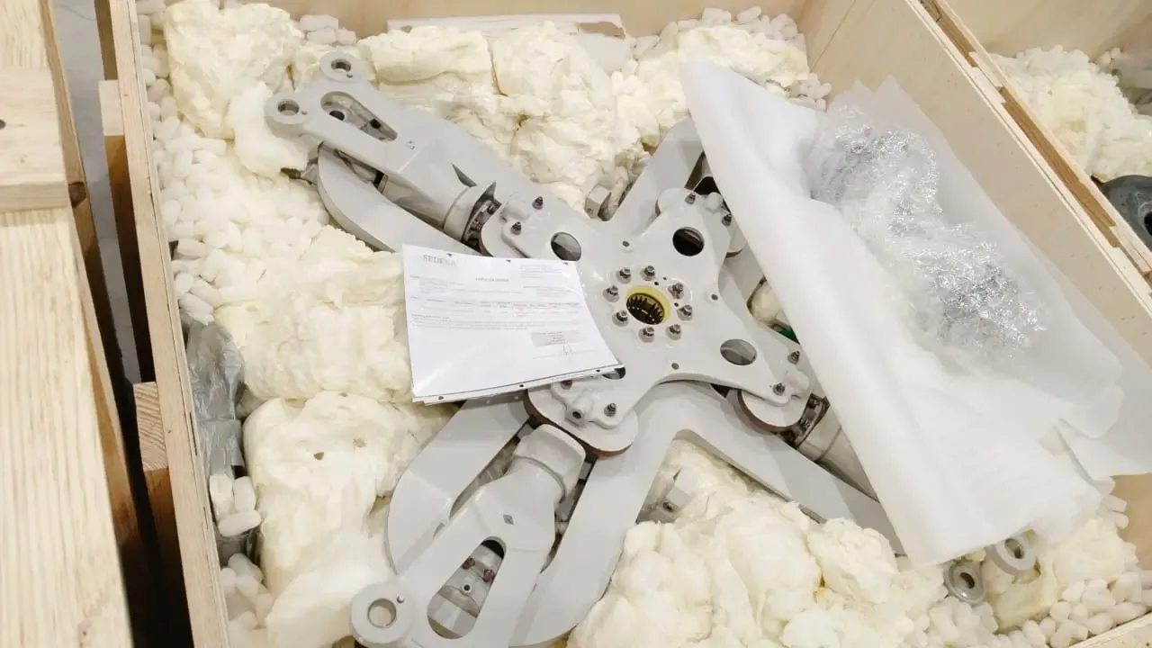 Sealing and labeling process of industrial boxes to guarantee goods integrity.