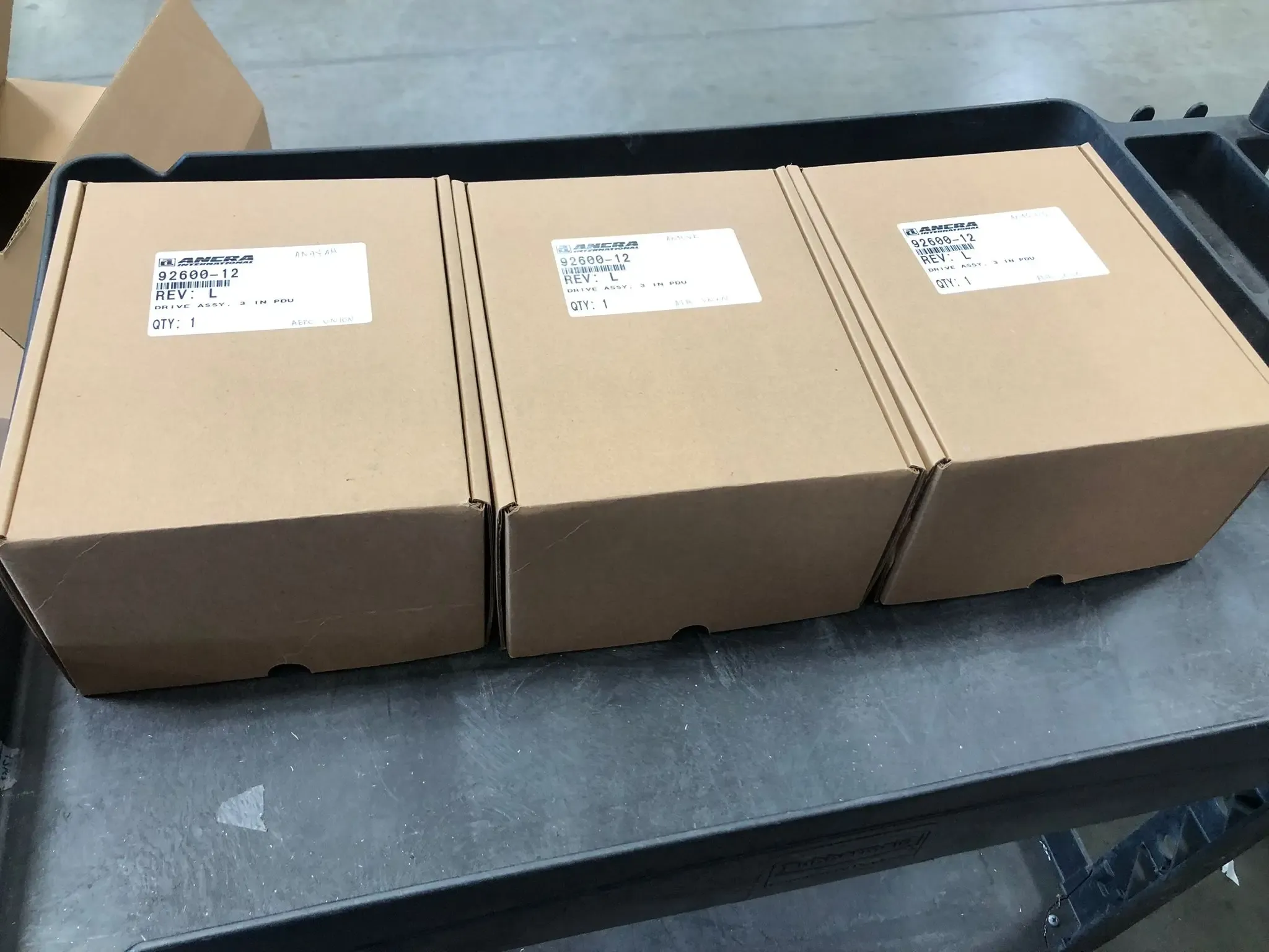 Cajas de repuestos de Ancra International listas para su distribución en carrito de almacén.