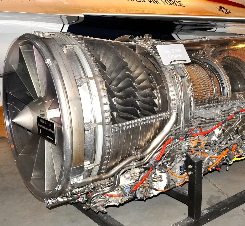 Motor turbofan expuesto mostrando álabes y componentes internos de aviación comercial.