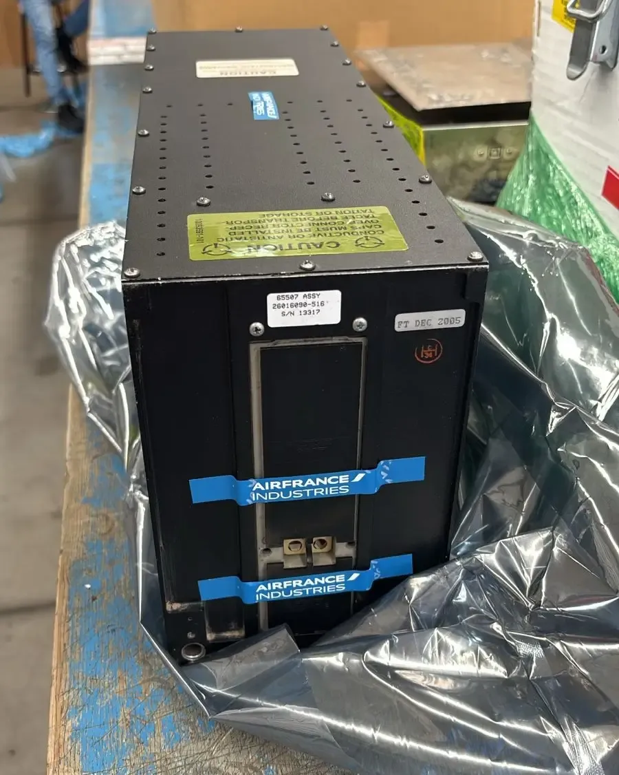 Profesional de logística gestionando trámites de importación frente a una computadora en oficina de corretaje.