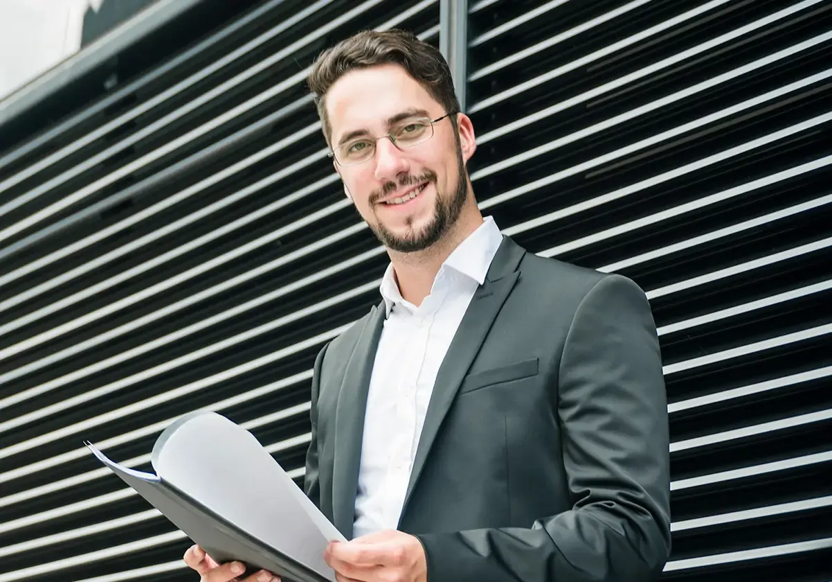 Agente aduanal revisando documentación para el servicio de Broker en USA.