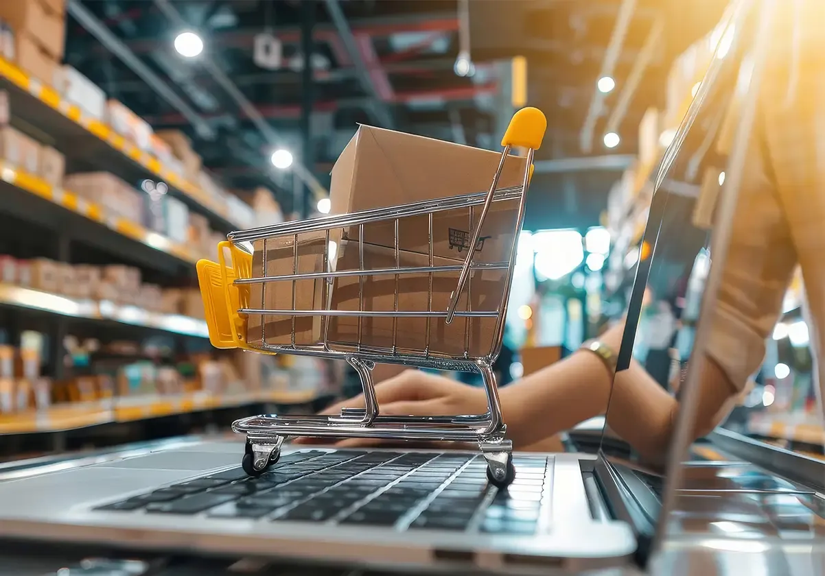 Carrito de compras sobre un teclado representando el servicio de comercializadora.