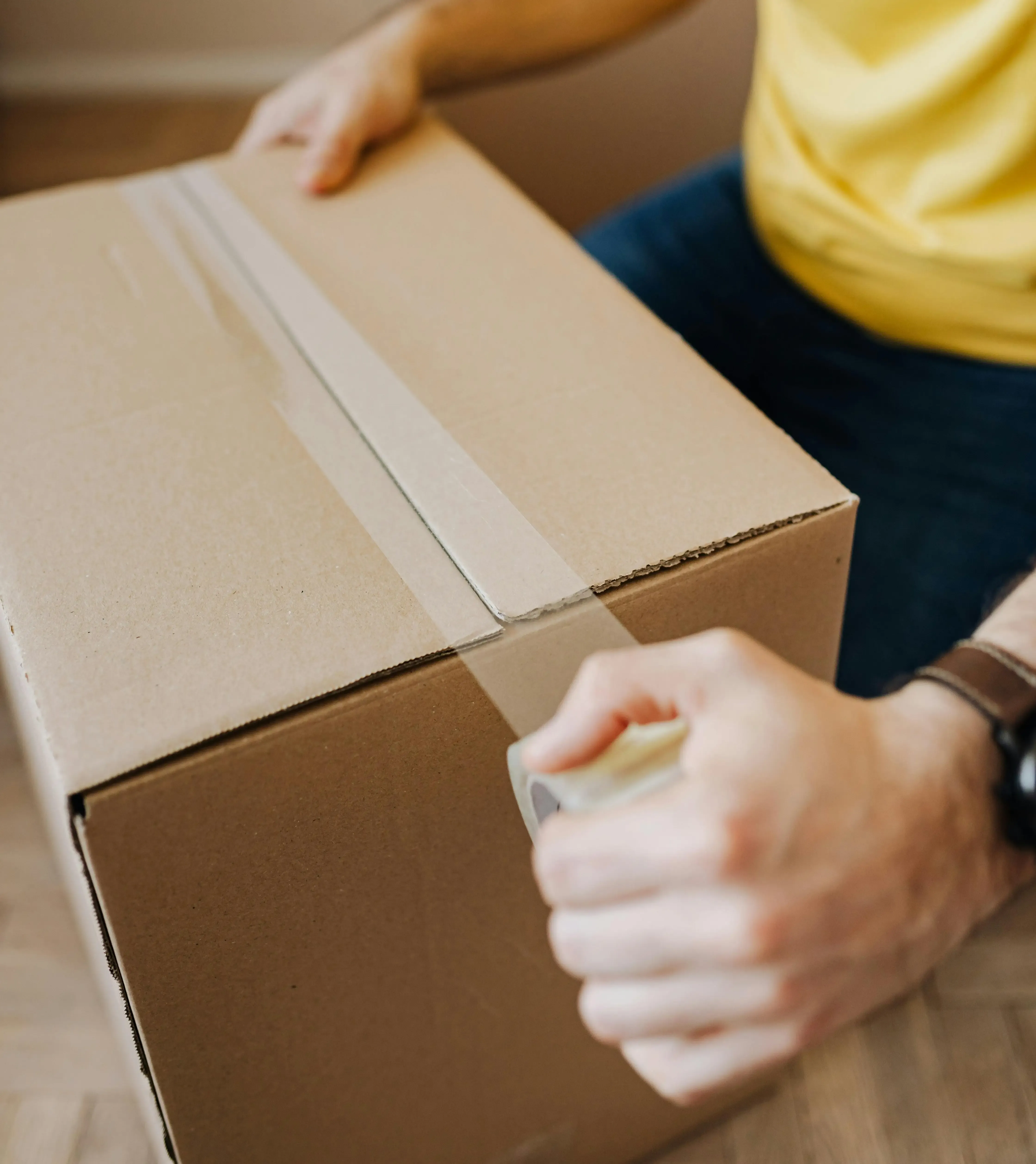 Cerrado de cajas con cinta de seguridad para el servicio de embalaje industrial.