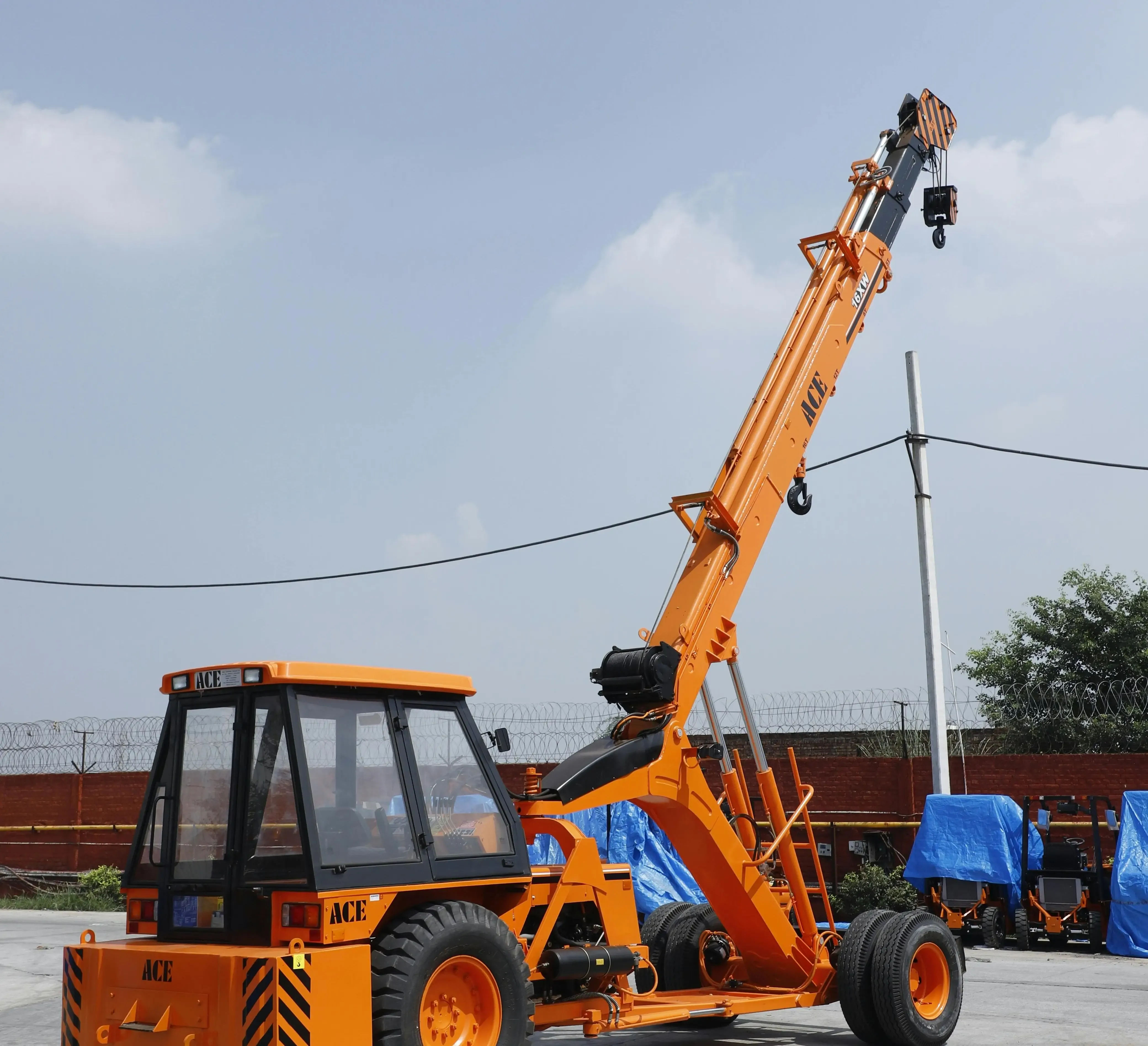 Grua industrial de alto tonelaje preparada para maniobras de carga pesada.