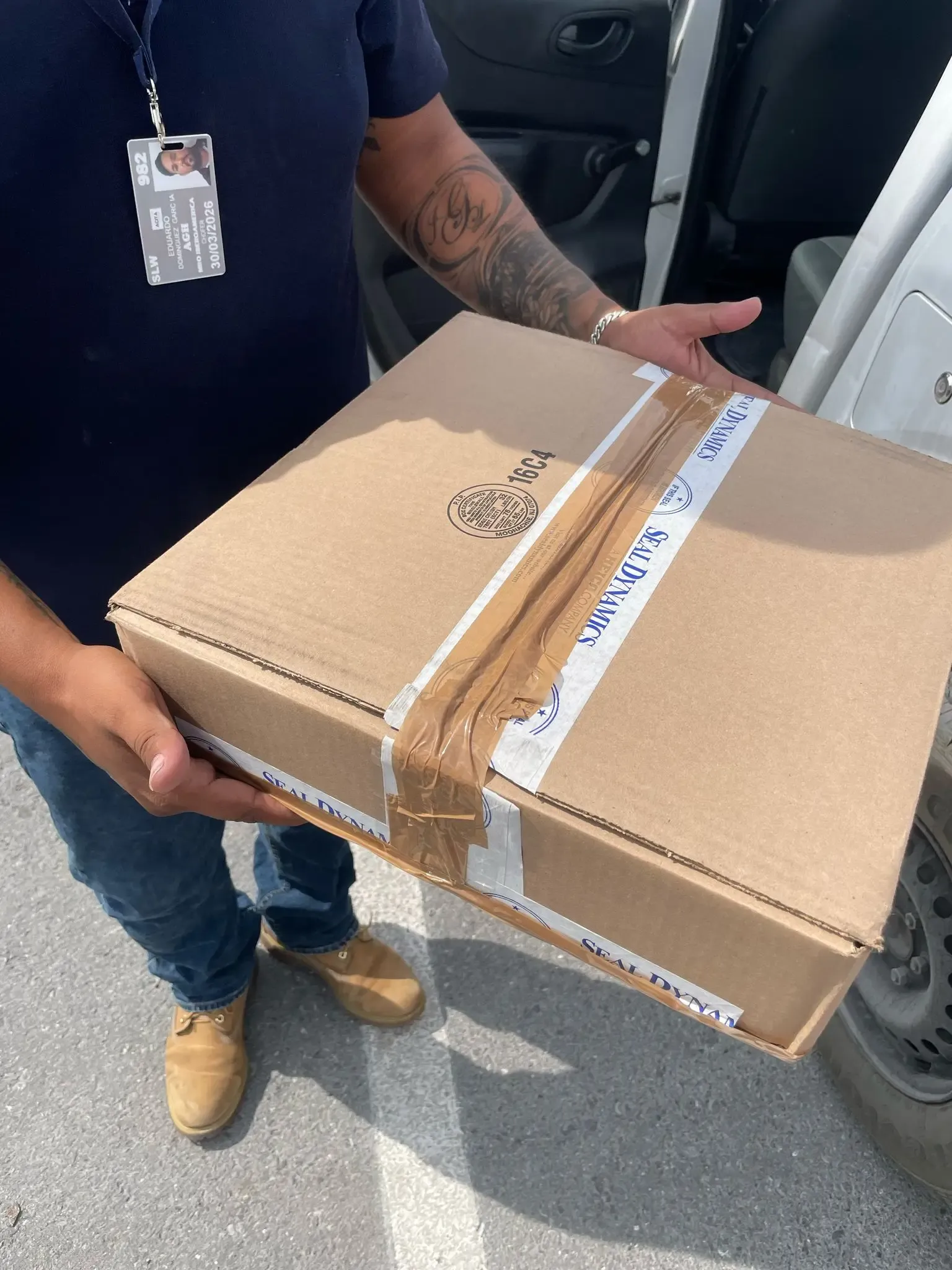 Entrega personalizada de mercancía urgente a través de mensajería escoltada por aire.