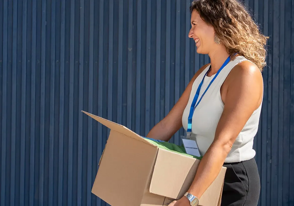 Mensajero portando una caja para el servicio de On Board Courier (OBC).